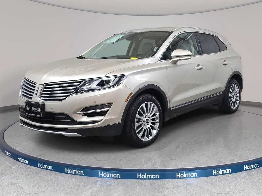 Used 2017 Gold Lincoln Reserve image 1