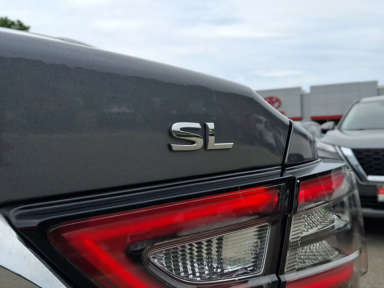 Used 2019 Gun Metallic Nissan SL image 32