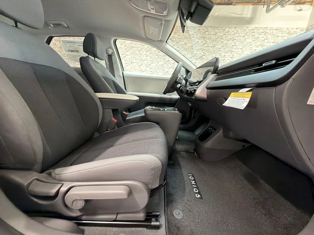 New 2027 Cyber Gray Hyundai SE image 12