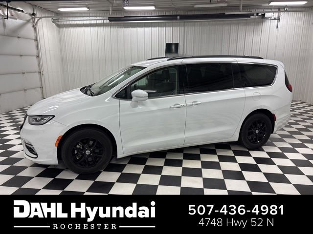 2022 Chrysler Pacifica Touring L's photo