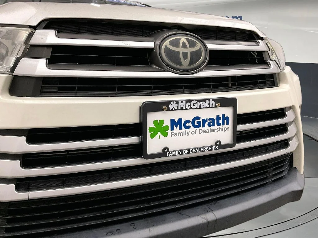 Certified Used 2018 White Toyota XLE image 33