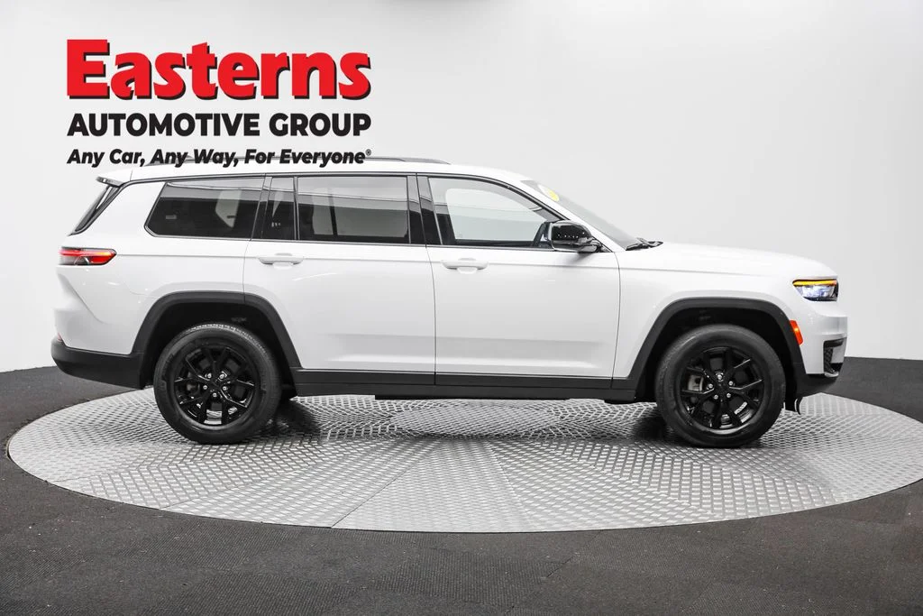 Used 2024 White Jeep Altitude image 4