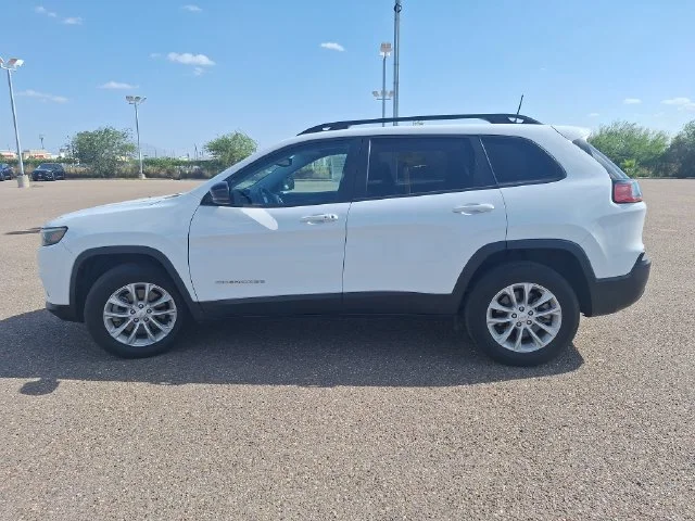 Used 2022 White Jeep Latitude Lux image 4