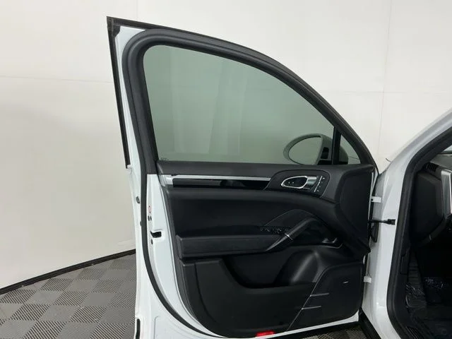 Used 2017  Porsche  image 12
