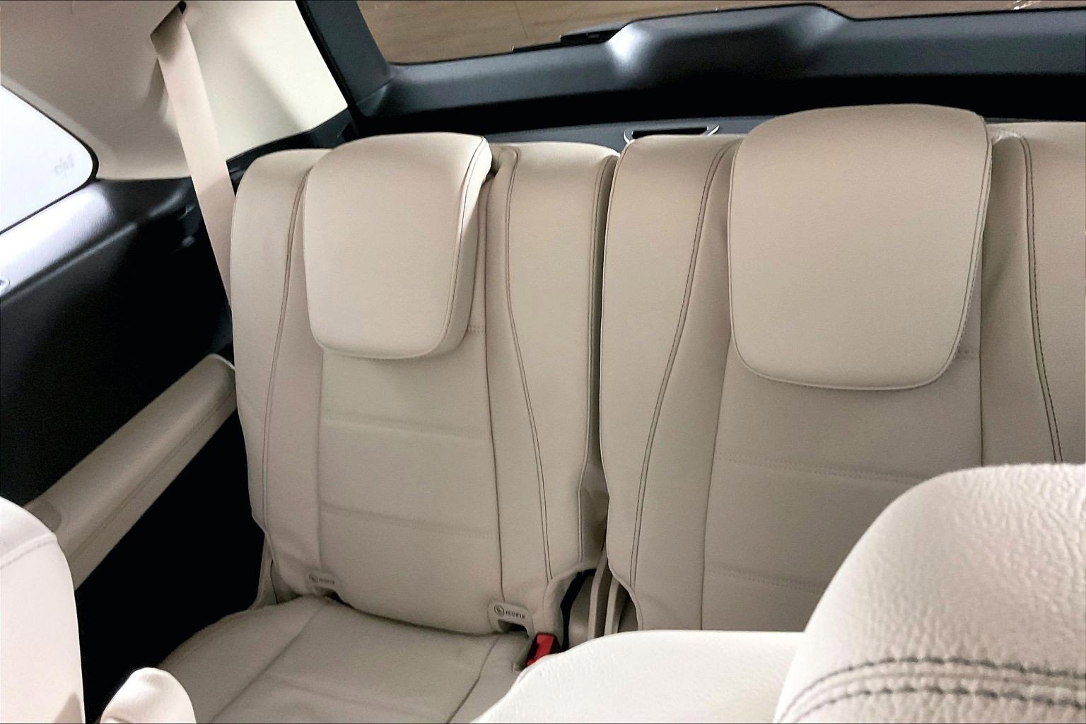 New 2026 MANUFAKTUR Moonlight White Metallic Mercedes-Benz GLS 450 image 25
