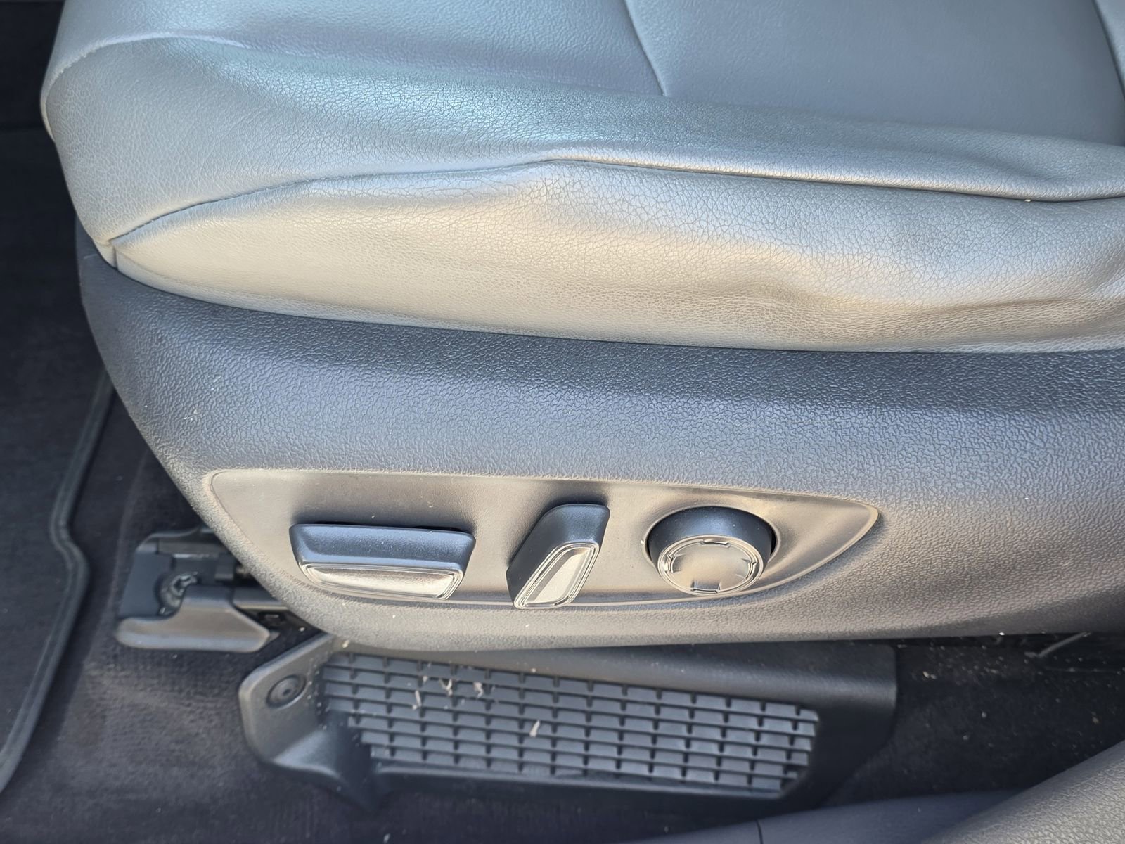 Used 2021 Silver Toyota XLE image 23