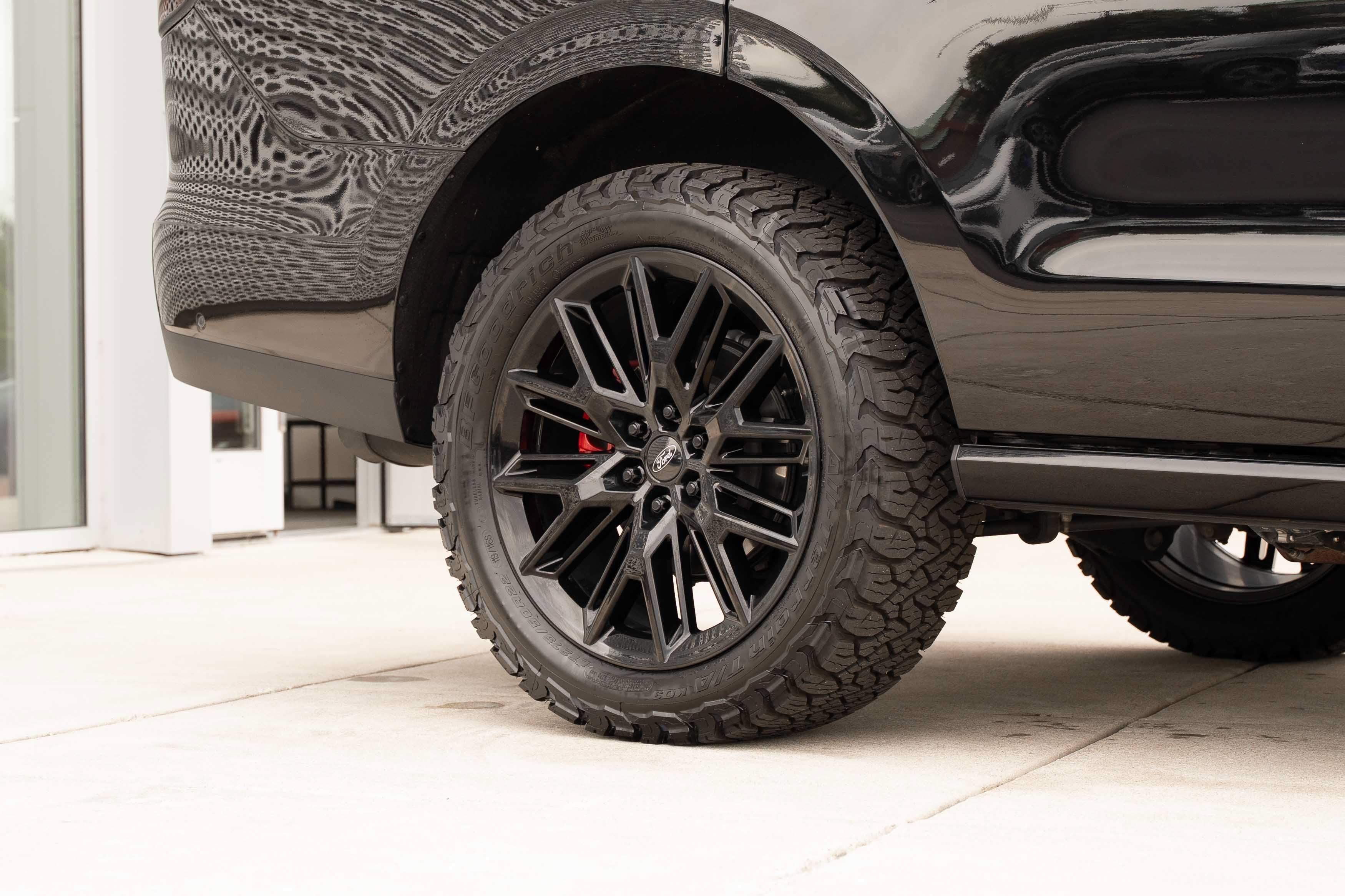 Used 2025 Agate Black Metallic Ford Platinum image 36
