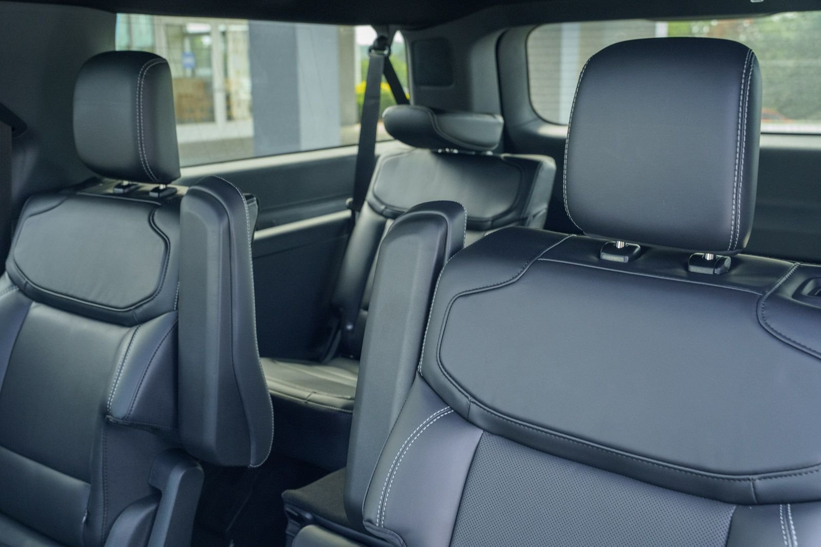 New 2027 Star White Metallic Tri-Coat Ford MAX Platinum image 18