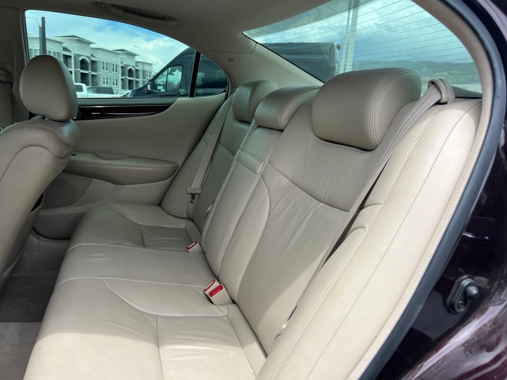Used 2002  Lexus 300 image 19