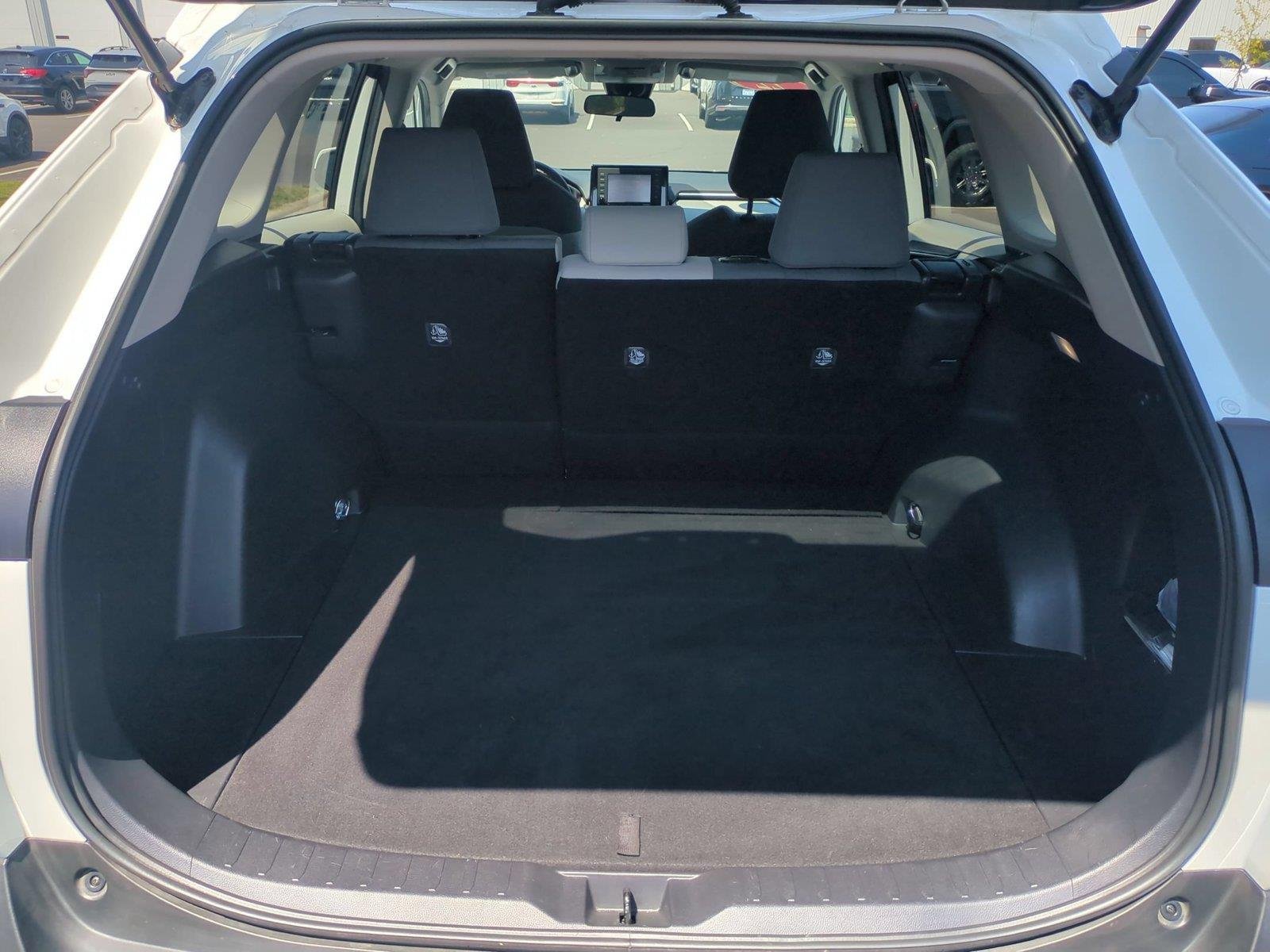 Used 2022 White TOYOTA  image 33