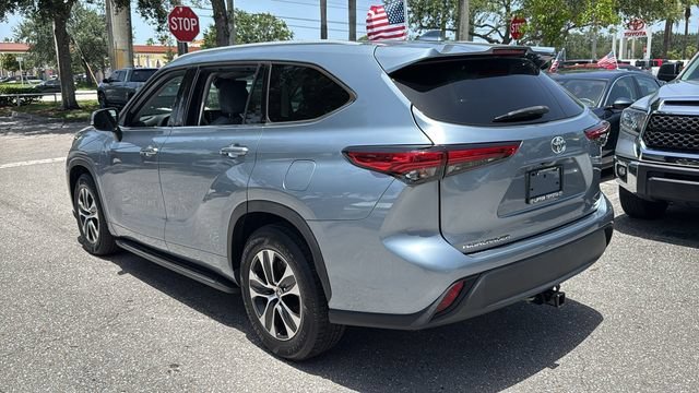 Used 2022 Moon Dust Toyota XLE image 5