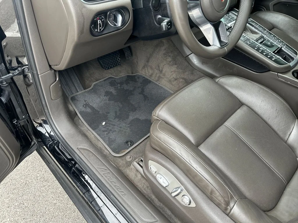 Used 2018  Porsche Base image 20