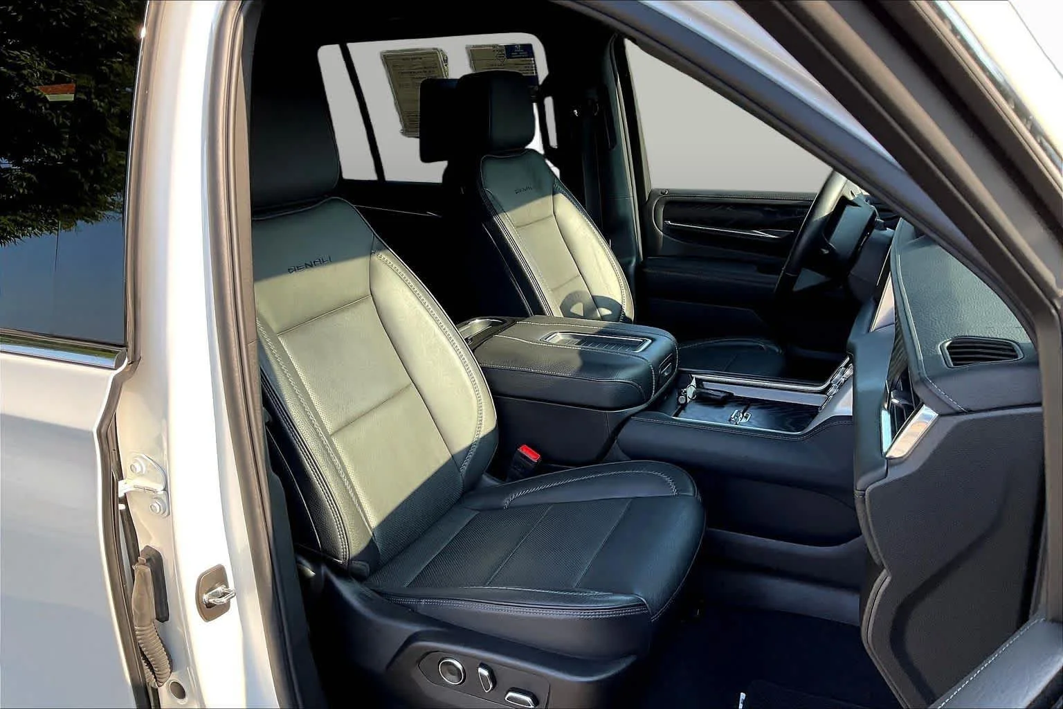 Used 2024 White Frost Tricoat GMC Denali image 9