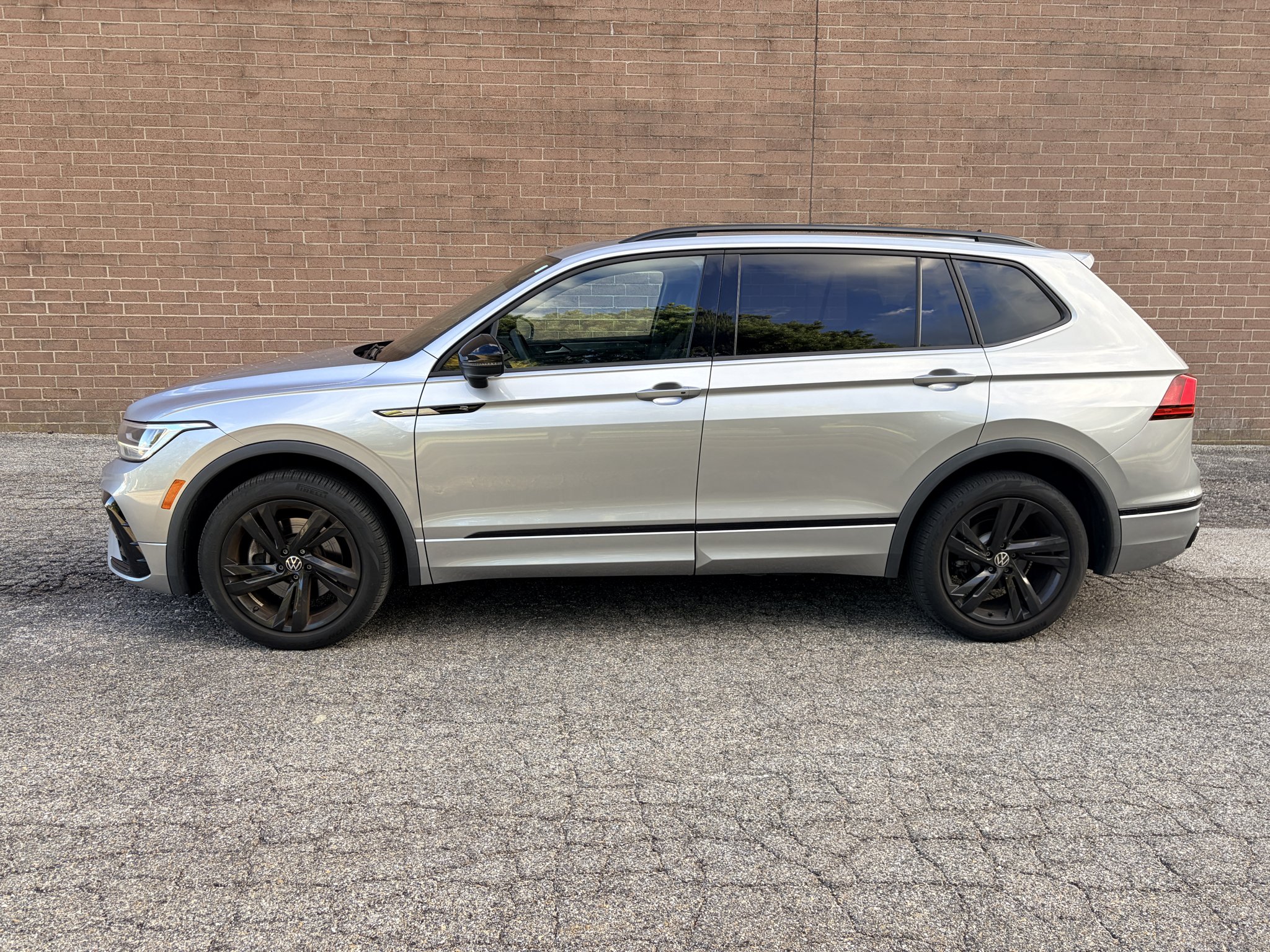 Used 2023 Pyrite Silver Metallic Volkswagen SE R-Line Black image 2