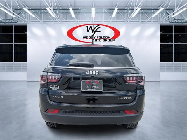New 2026 Diamond Black Crystal Pearl-Coat Exterior Paint Jeep Limited image 4