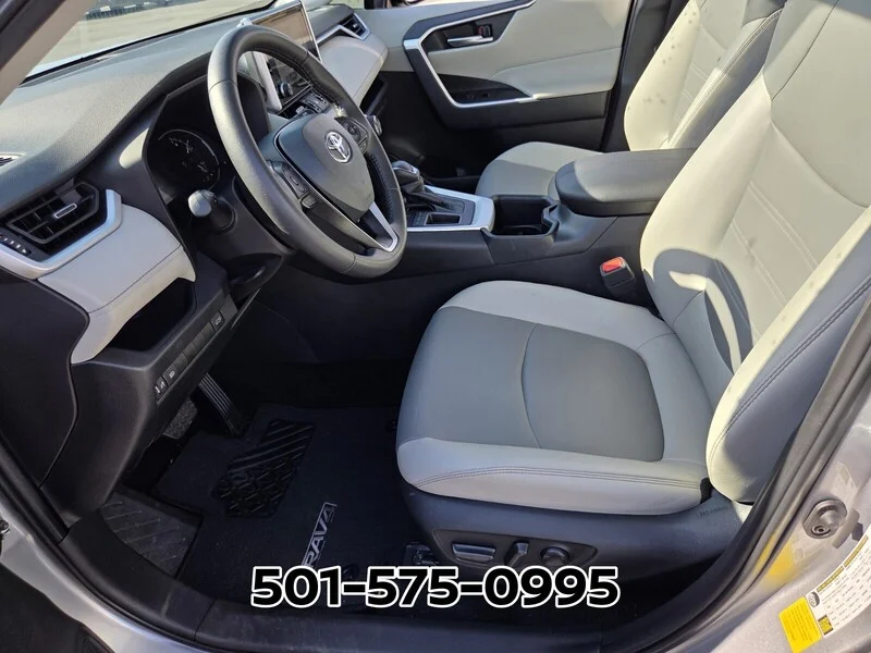 Used 2025 Silver Sky Metallic TOYOTA XLE PREMIUM FWD image 11