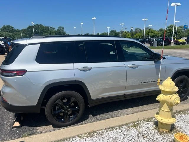 Used 2025 Silver Jeep Limited image 2