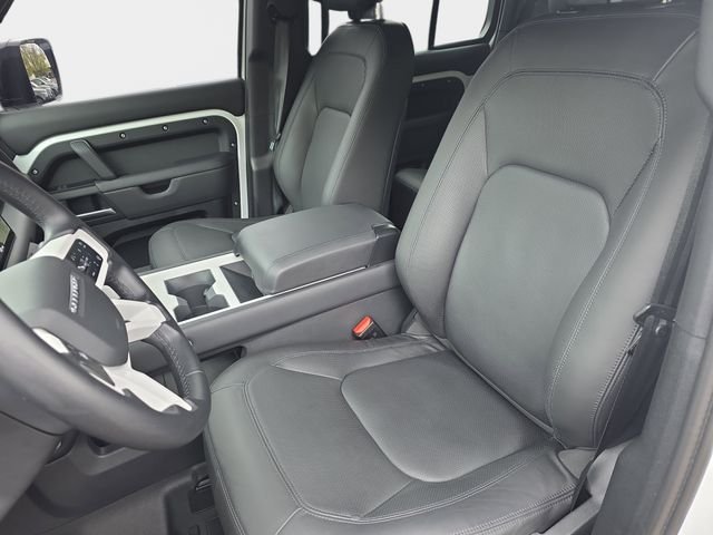 Certified Used 2025 White Land Rover X-Dynamic SE image 18