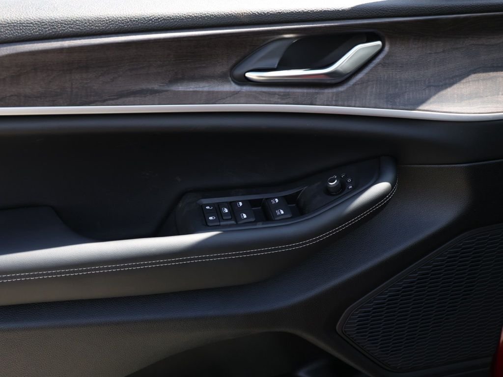 New 2026 Velvet Red Pearl-Coat Exterior Paint Jeep Laredo Altitude image 23