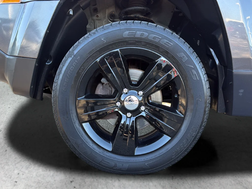 Used 2016 Gray Jeep Latitude image 37
