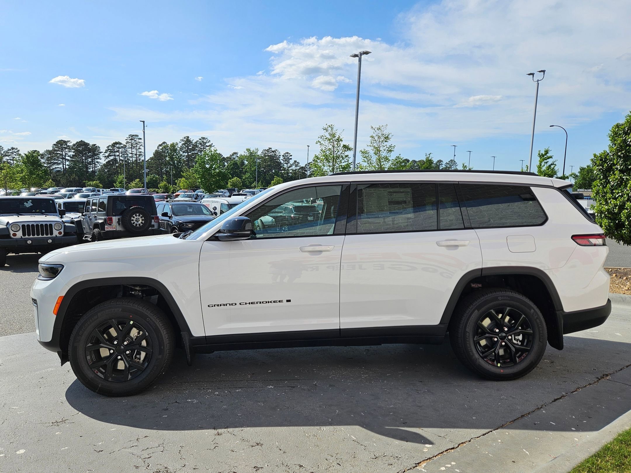 New 2026 Bright White Clear-Coat Exterior Paint Jeep Laredo Altitude image 4