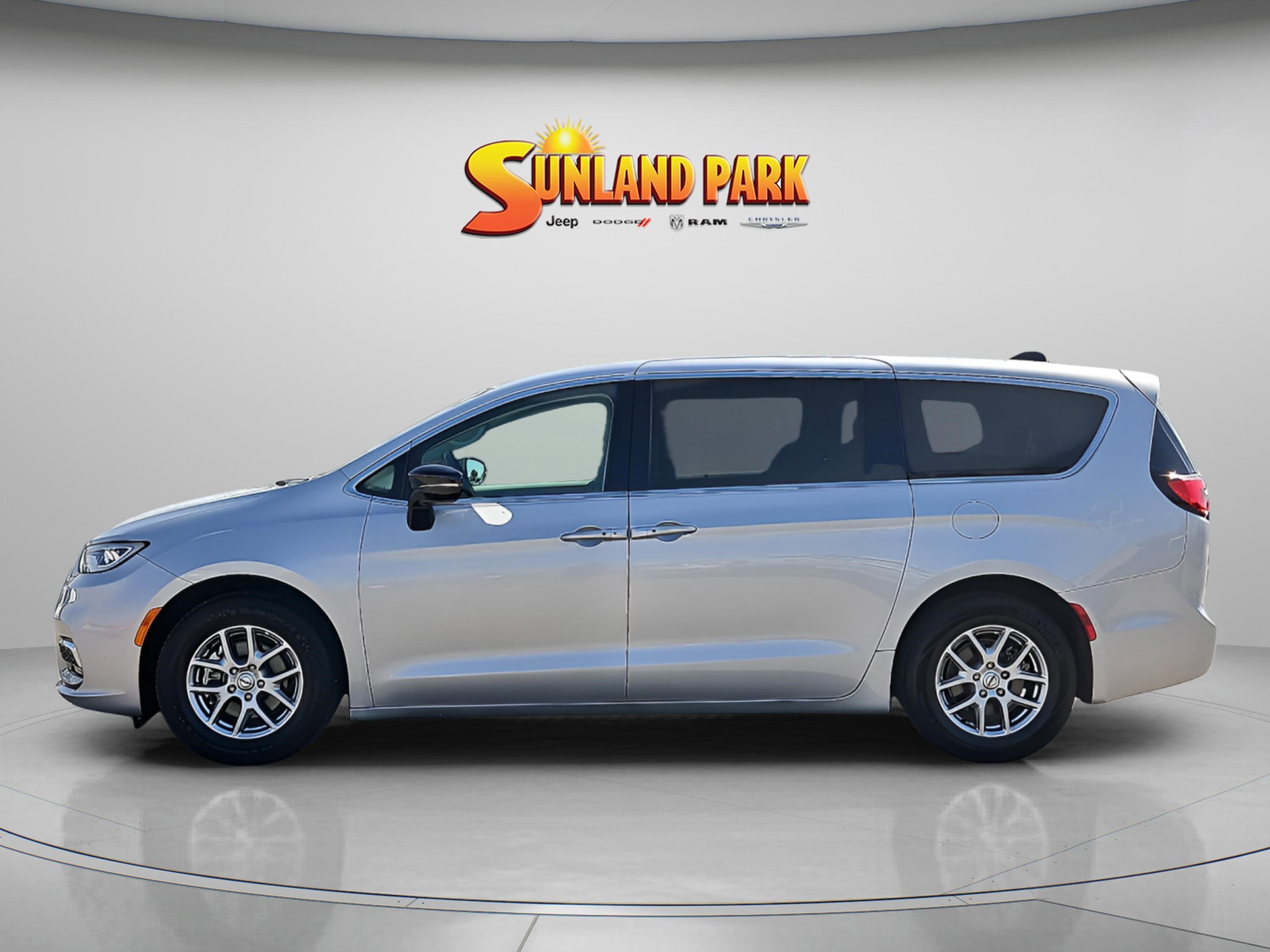 Used 2024 Silver Mist Clearcoat Chrysler Touring L image 3