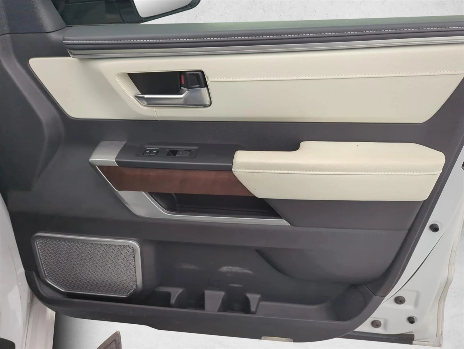 Used 2024 Wind Chill Pearl Toyota Capstone Hybrid image 27