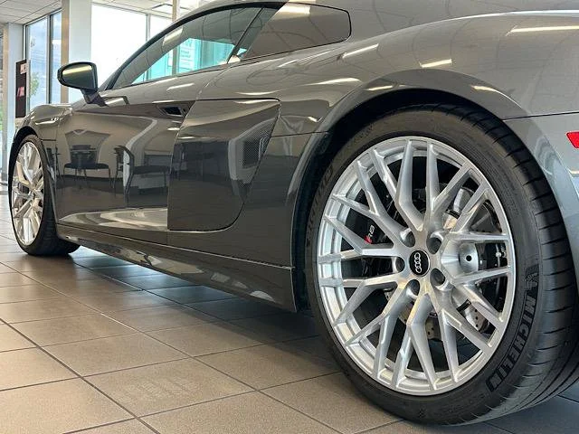 Used 2017 Daytona Gray Pearl Effect Audi V10 image 31