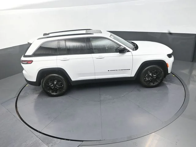 New 2026 Bright White Clear-Coat Exterior Paint Jeep Laredo Altitude image 18