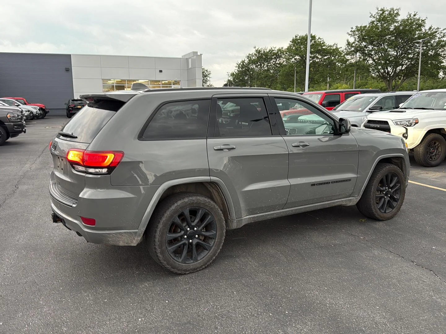 Used 2022 Sting-Gray Clearcoat Jeep Laredo X image 9