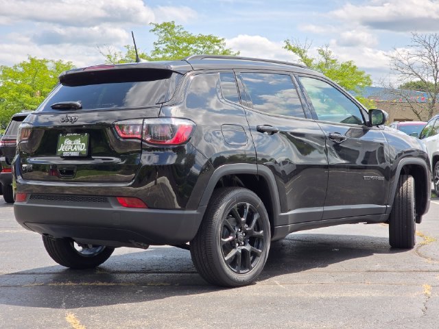 New 2026 Diamond Black Crystal Pearl-Coat Exterior Paint Jeep Latitude image 25