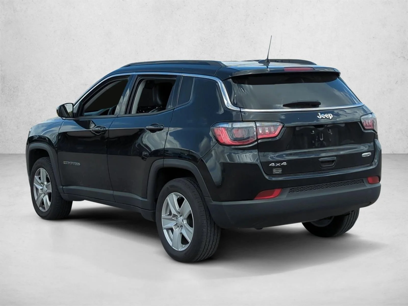 Used 2022 Diamond Black Crystal Pearlcoat Jeep Latitude image 7