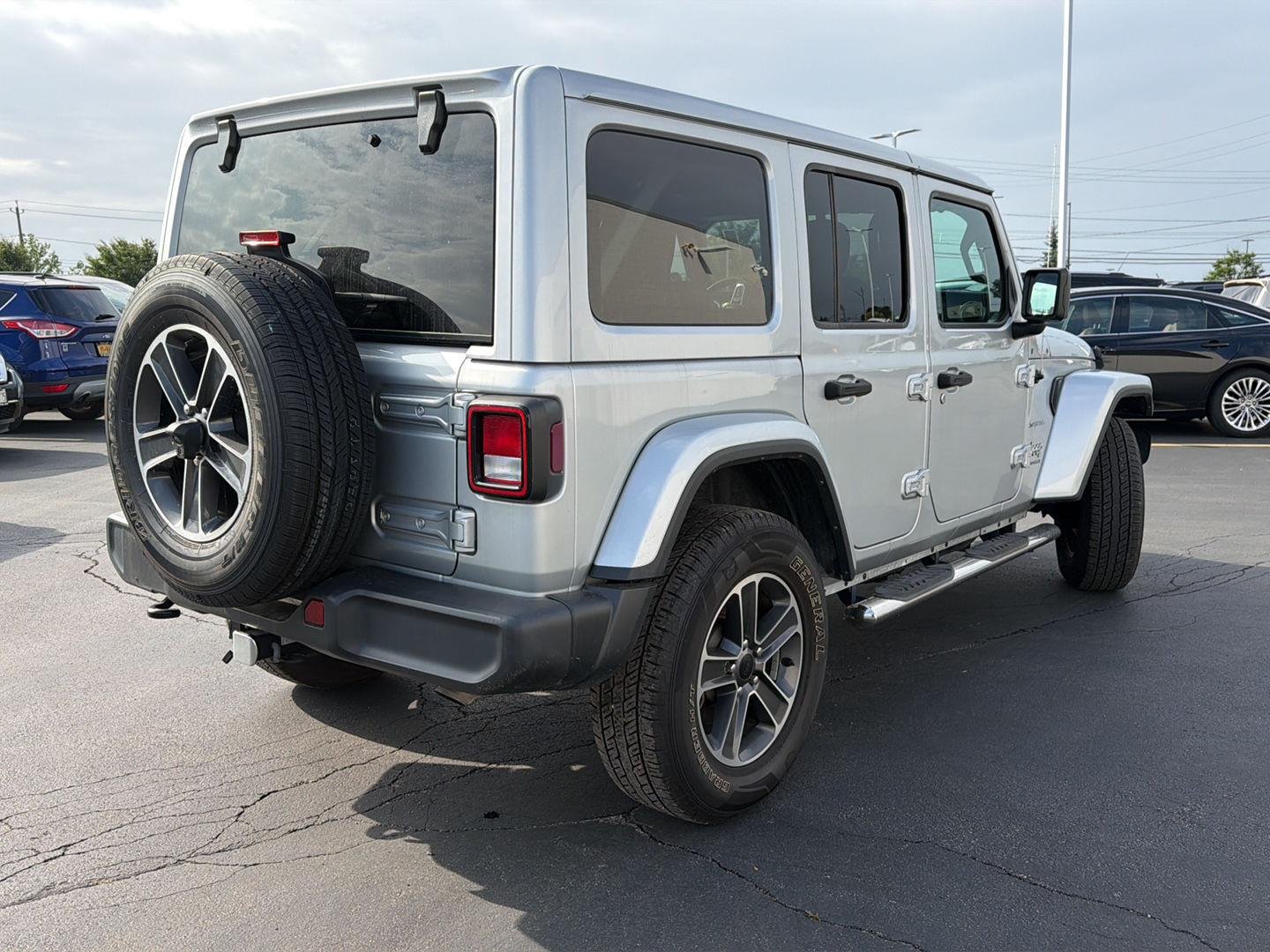 Used 2023 Silver Zynith Jeep Sahara image 2