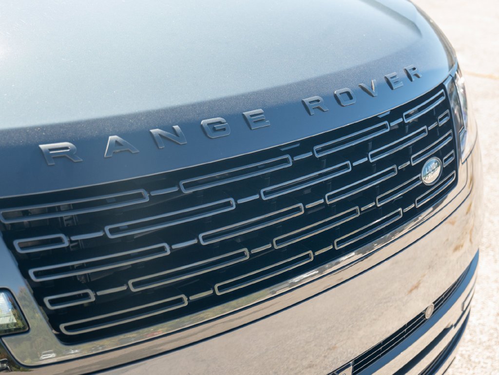 Used 2025  Land Rover SE image 16