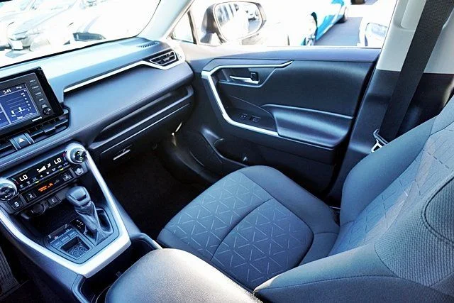 Used 2022 Silver Toyota XLE image 21