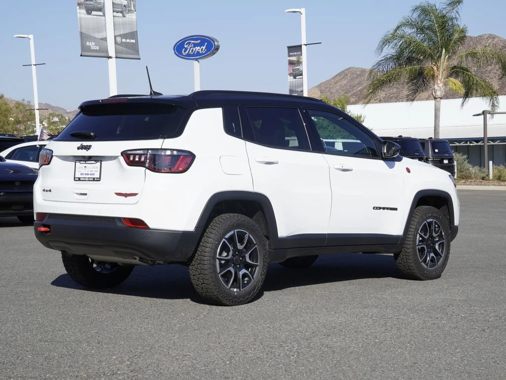 New 2026 Bright White Clear-Coat Exterior Paint Jeep Trailhawk image 3