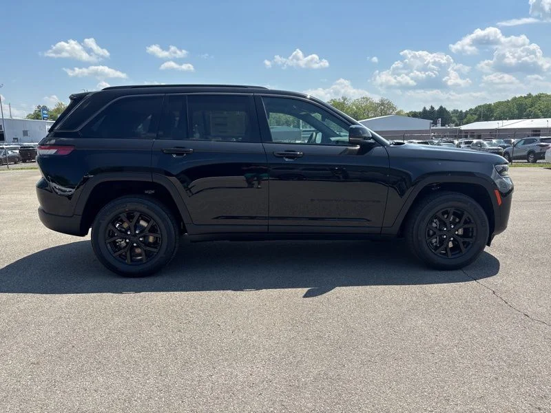 New 2026 Diamond Black Crystal Pearlcoat Jeep Altitude image 2