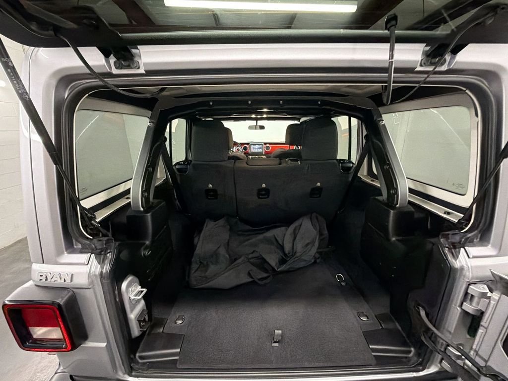 Used 2020 Silver Jeep Rubicon 4x4 image 23