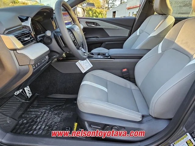 2026 Toyota Camry SE - Photo 6