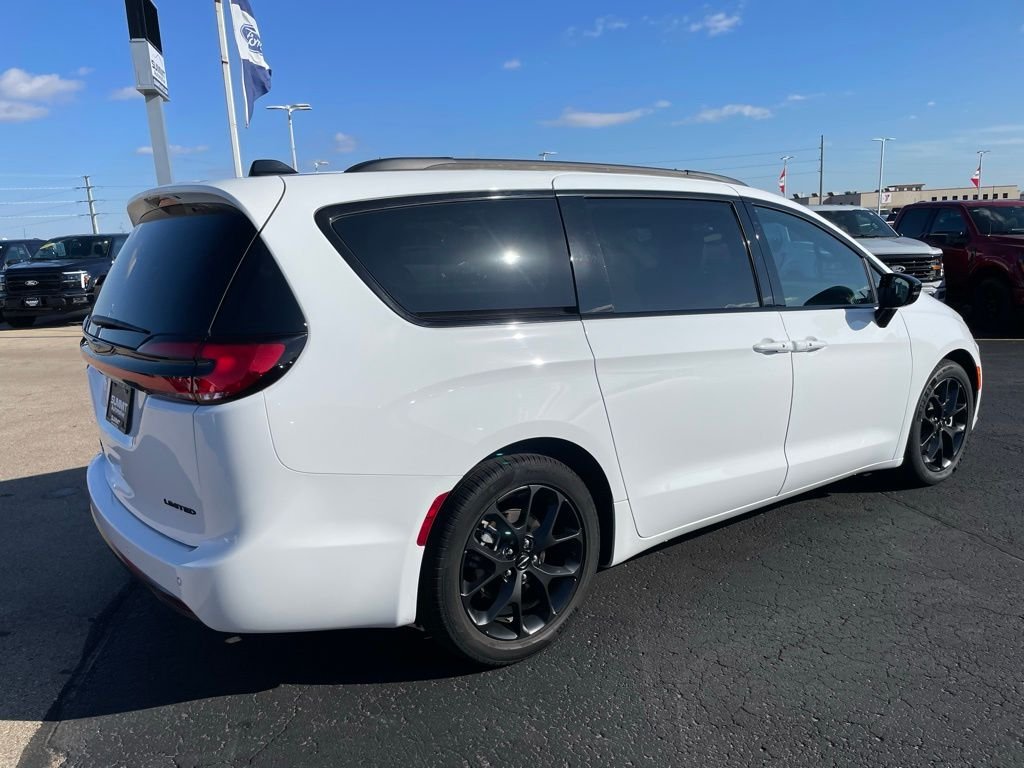 Used 2025 White Chrysler Limited image 4