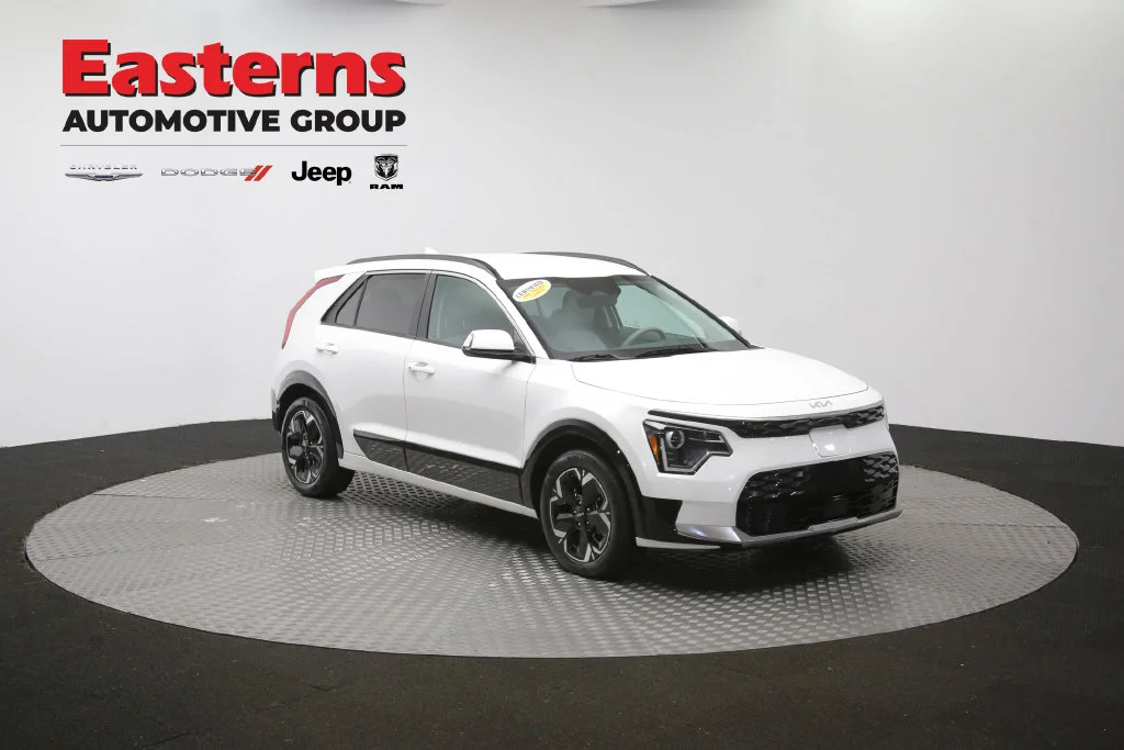 Used 2023 White Kia Wind image 44