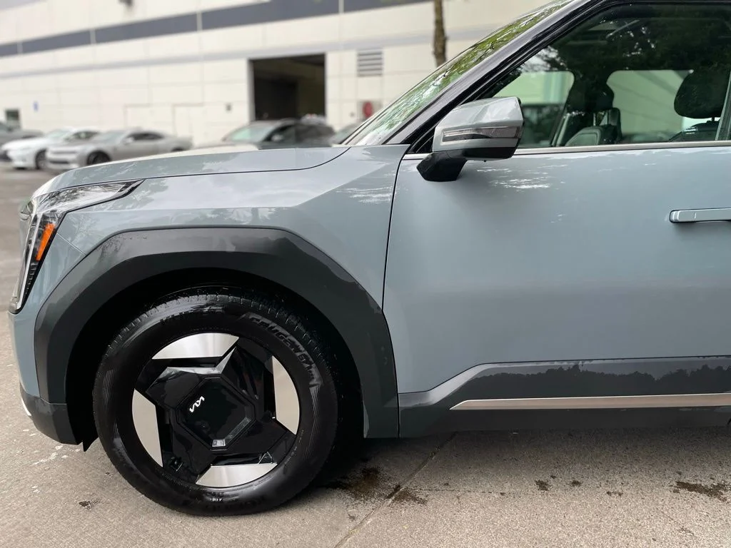 Certified Used 2024 Iceberg Green Kia Wind image 7