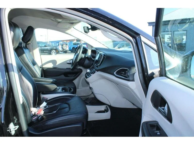 Used 2024  Chrysler Touring L image 12
