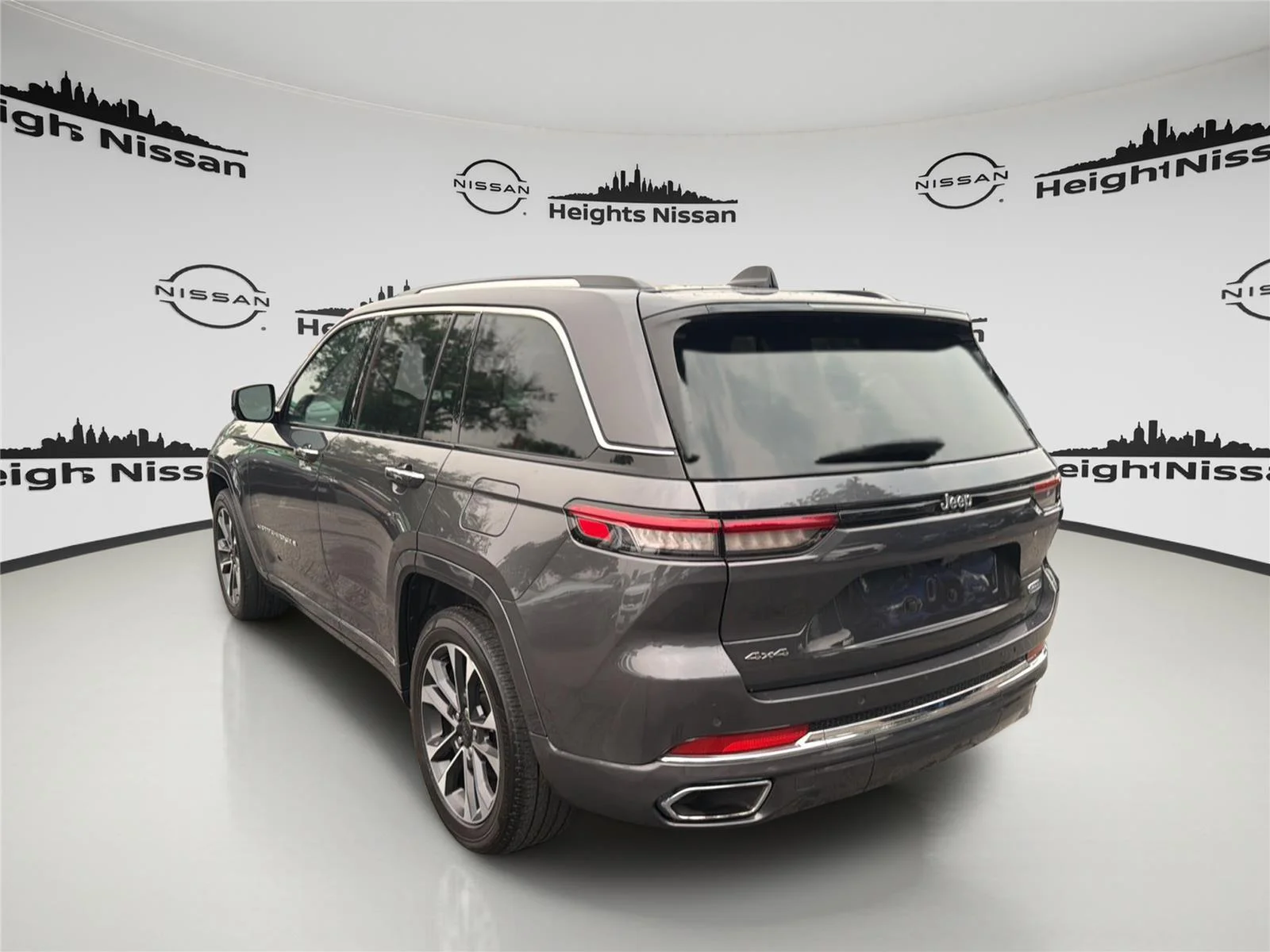 Used 2023 Baltic Gray Metallic Clearcoat Jeep Overland image 3