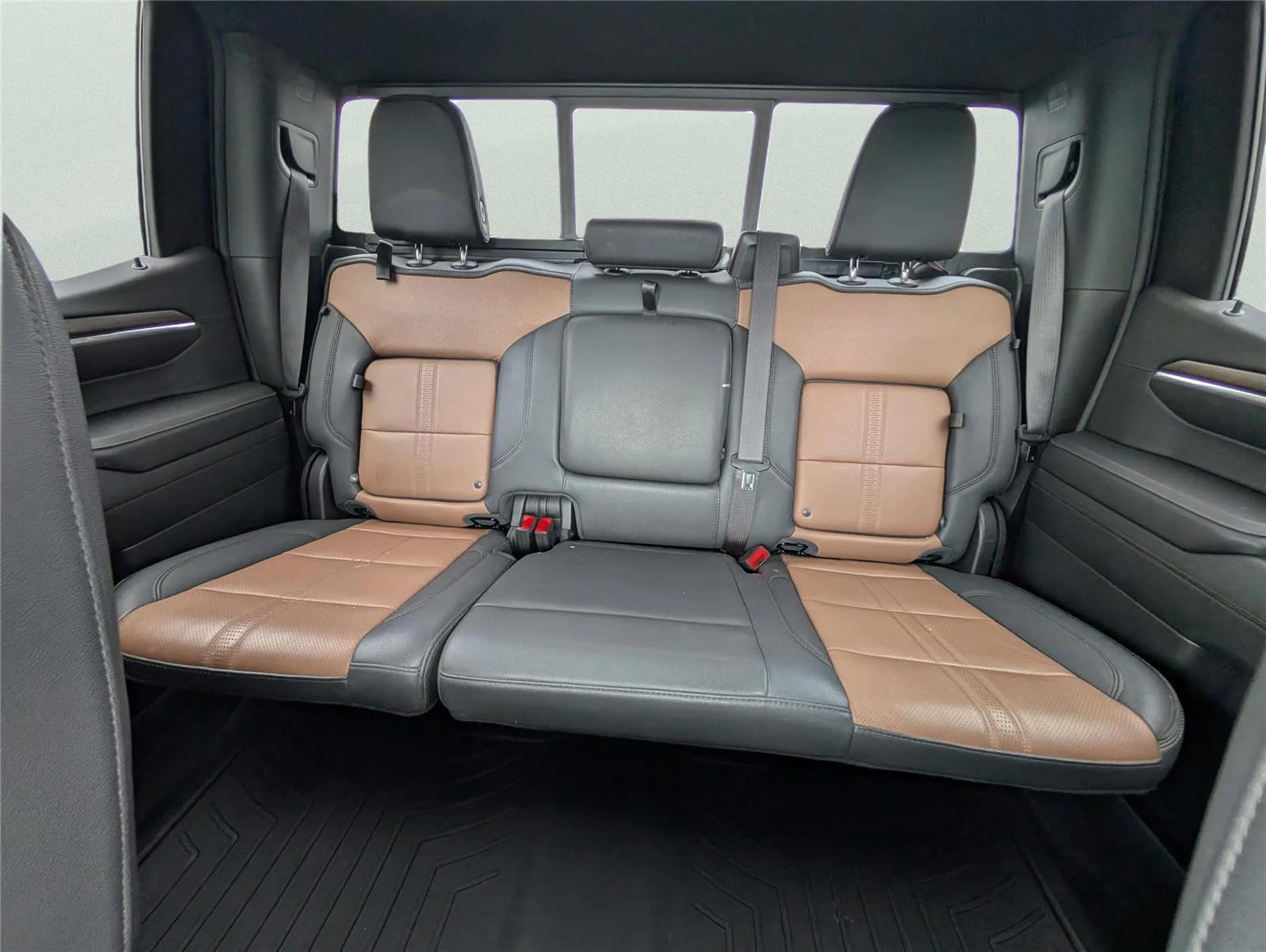 Used 2024 Black Chevrolet High Country image 13
