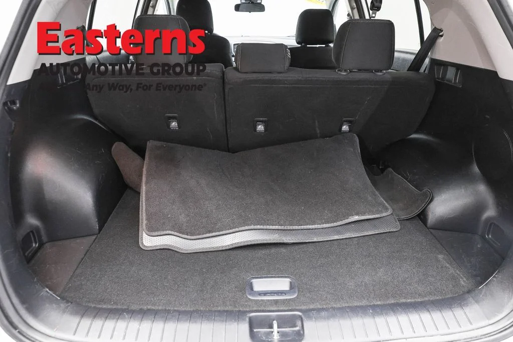 Used 2022 White Kia LX image 9