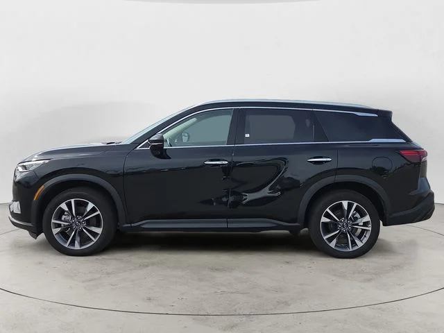 Used 2024  INFINITI LUXE image 2