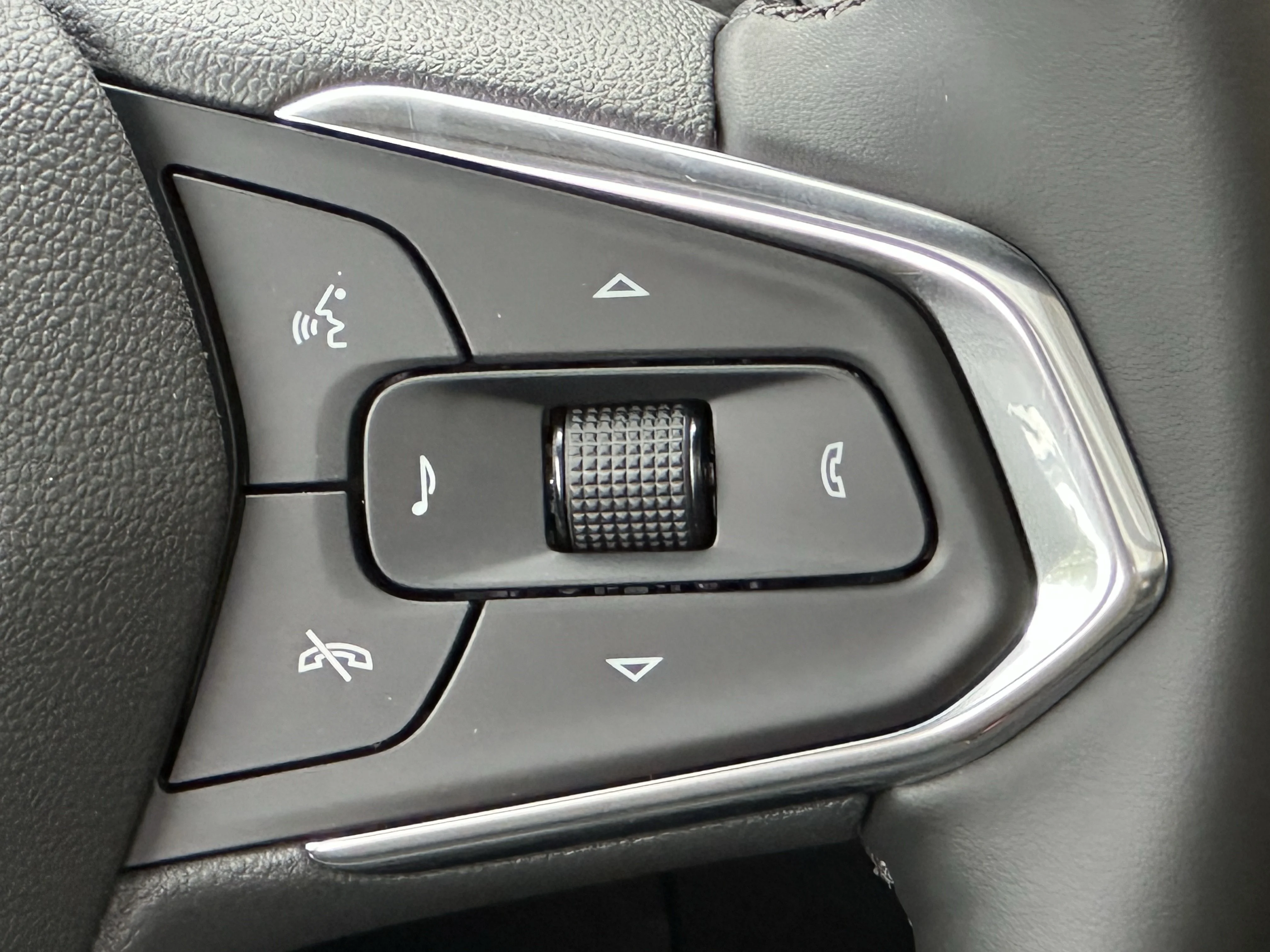 New 2026 Mosaic Black Metallic Chevrolet ACTIV image 13