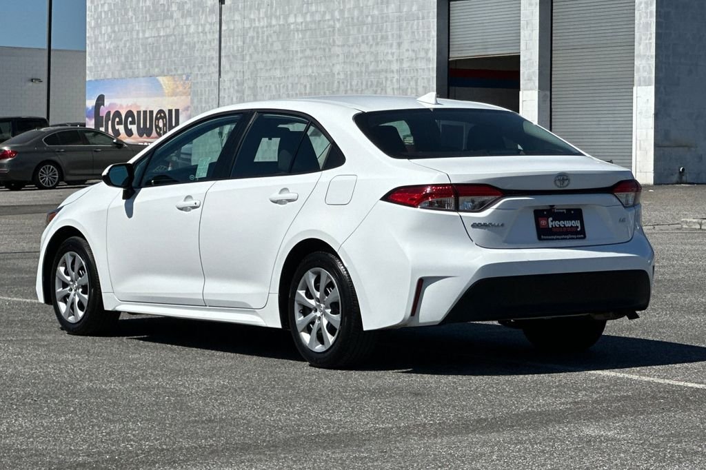 2025 Toyota Corolla LE photo 5