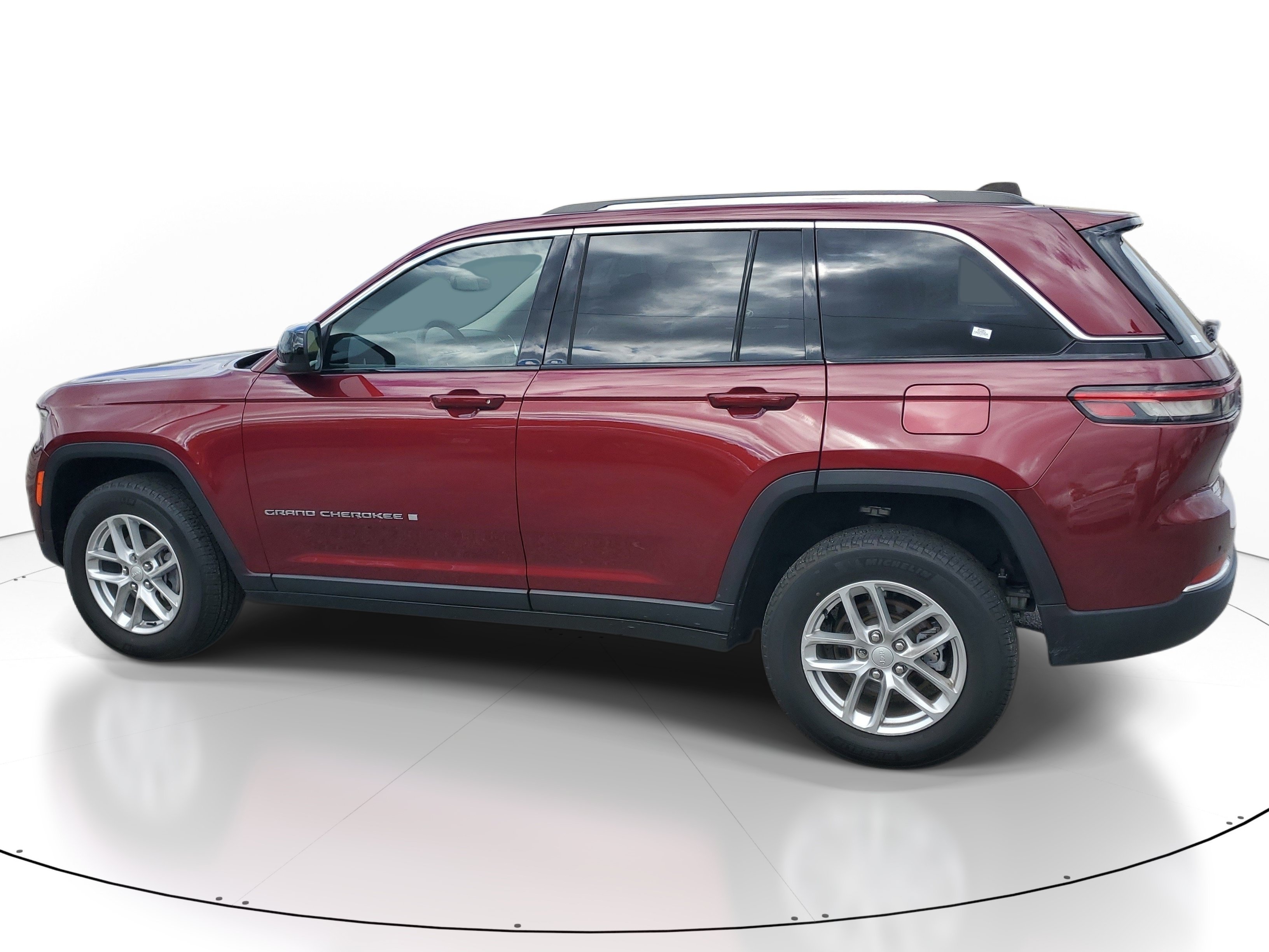 Used 2023 Velvet Red Pearlcoat Jeep Laredo image 4